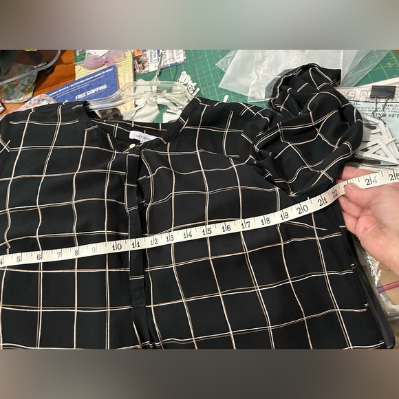 Liz Claiborne blouse with v neck - Picture 2 of 9